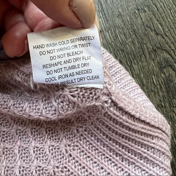 Pink Rose NWT Textured V-Neck Sweater Mauve Lavender Size Medium - Picture 8 of 9